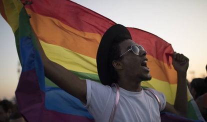 Homem levanta a bandeira LGBTQ durante o último Rock in Rio.