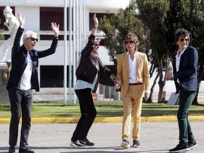 A banda britânica The Rolling Stones (e-d) Charlie Watts, Keith Richards, Mick Jagger e Rum Wood perto do estádio Nacional Santiago de Chile (Chile).