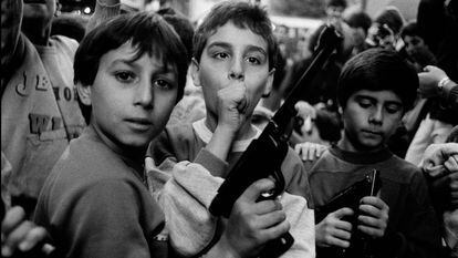 Crianças com uma arma em Palermo, 1986.