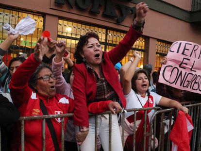 Protestos em frente ao Congresso peruano. No vídeo, as declarações do Presidente Martín Vizcarra e imagens dos protestos.