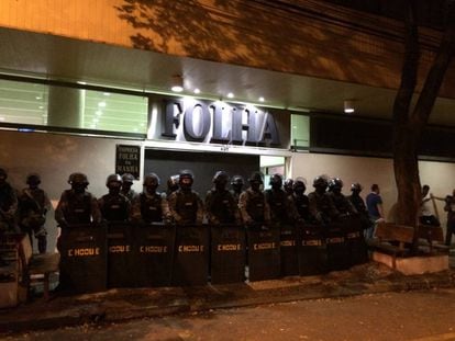 A entrada da reda&ccedil;&atilde;o da Folha de S. Paulo foi totalmente bloqueada por policiais do Choque.