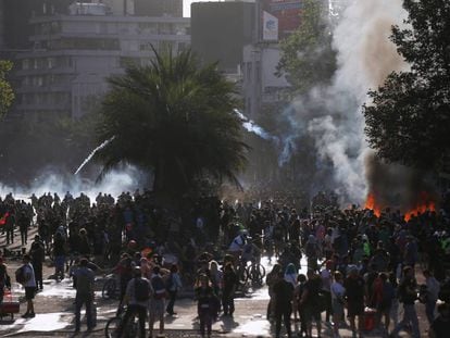 Chilenos protestam no dia 28 de novembro, em Santiago. / Reuters