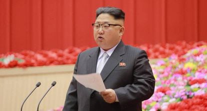 Kim Jong-un faz discurso durante a Conferência de Presidentes dos Comitês de Primários do partido. No vídeo, o vice-primeiro-ministro da Malásia.