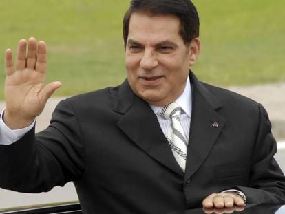 Zine el Abidine Ben Ali, então presidente da Tunísia, acena de um carro em Rades, perto da capital do país, em 2009.