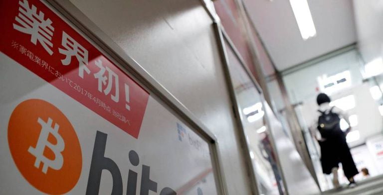 Anúncio de bitcoin em uma loja em Tóquio, Japão.