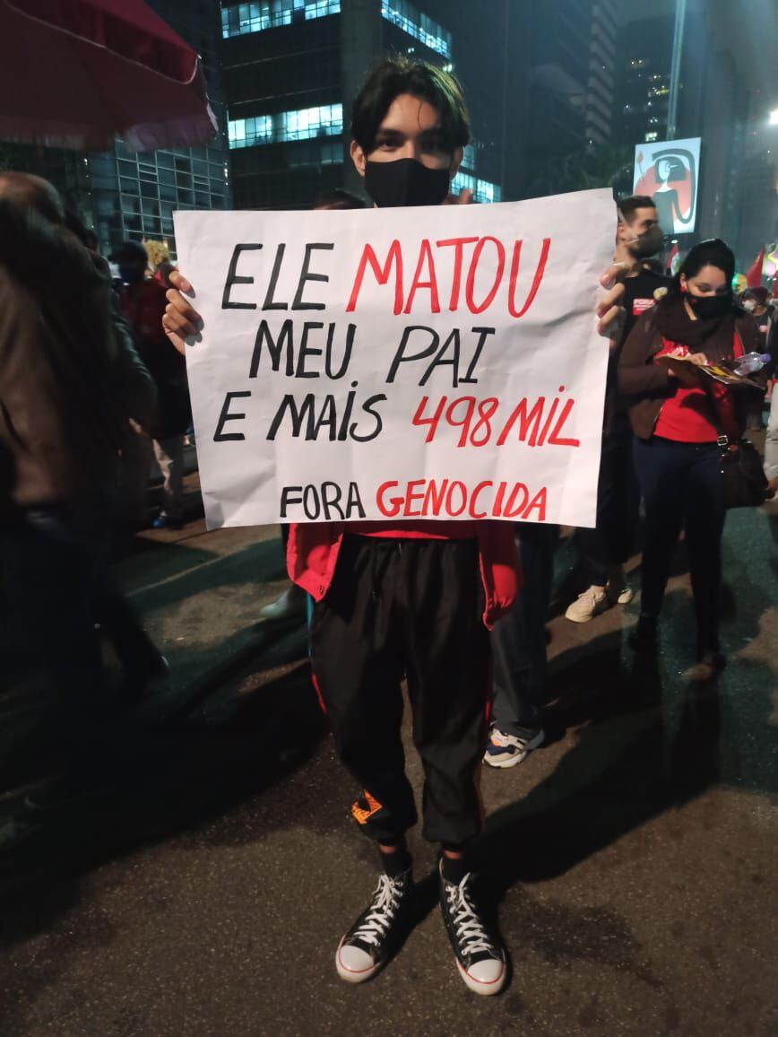 Foi a segunda vez em um mês que manifestantes se reuniram para protestar contra o Governo. Na foto, Francisco Souza mostra sua motivação pessoal para estar nas ruas. 