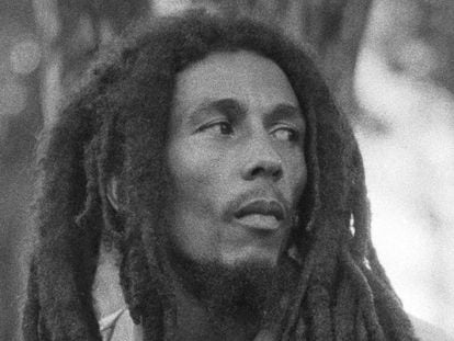 Bob Marley no jardim de sua casa em Kingston, Jamaica em 1979. Em vídeo, um percurso pelas canções mais representativas do músico jamaicano.
