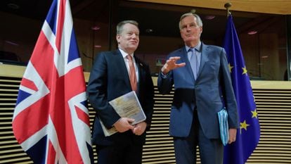 O negociador europeu do Brexit Michel Barnier, à direita, e seu homólogo britânico David Frost, em março passado. No vídeo, transmissão ao vivo do encontro de Von der Leyen e Barnier.