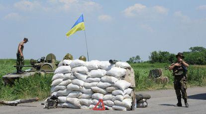 Forças ucranianas em um controle na região separatista de Donetsk.