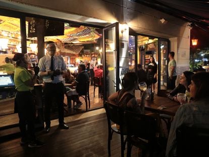 Frequentadores voltam a bar do Leblon após a reabertura de setor no Rio.
