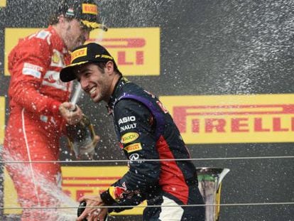 Ricciardo festeja sua vitória na Hungria, com Alonso ao fundo.