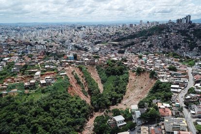 Imagem aérea de um deslizamento de terra na região oeste de Belo Horizonte.