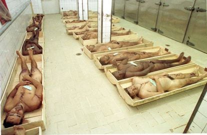 Os corpos dos detentos mortos, nos corredores do IML, em outubro de 1992.