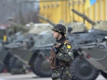 Um soldado ucranio faz guarda em uma base militar em Lviv (Ucrânia).