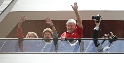 Dilma acena para apoiadores ao lado de Lula e Marisa da varanda do ex-presidente, em S&atilde;o Bernardo, neste s&aacute;bado.