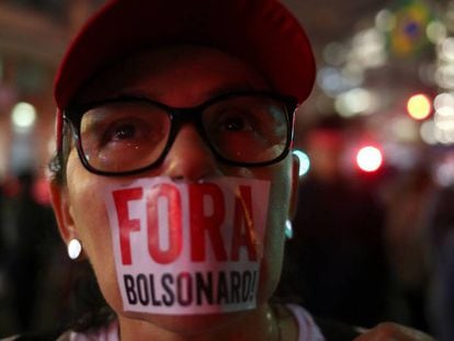 Manifestante em protesto contra o presidente em São Paulo no dia 13 de agosto.