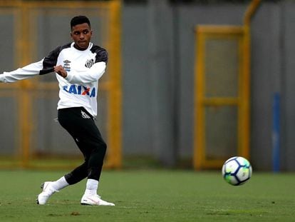Rodrygo, em um treinamento com o Santos.