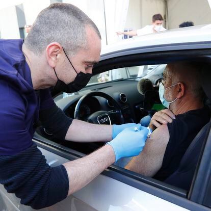 Saint-jean-de-vedas (France), 13/04/2021.- Medical personnel vaccinates a driver in his car in the first drive-thru Covid-19 vaccination center in France, dubbed a 'Vaccidrive', where medical staff administer vaccine injections against Covid-19 to patients inside their vehicle, outside the clinic of Saint-Jean-de-Vedas near Montpellier, in southern France, 13 April 2021. (Abierto, Francia) EFE/EPA/GUILLAUME HORCAJUELO