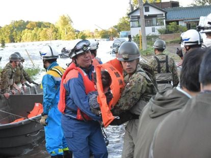 Equipes de resgate retiram moradores de área afetada pelo tufão em Kawagoe.