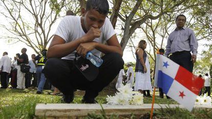 Familiar de uma vítima, em cemitério da Cidade do Panamá.