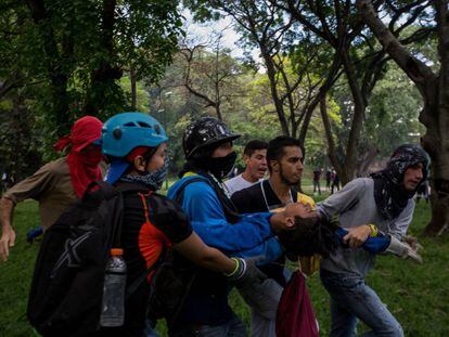 Manifestante ferido nesta quinta recebe ajuda, em Caracas. 