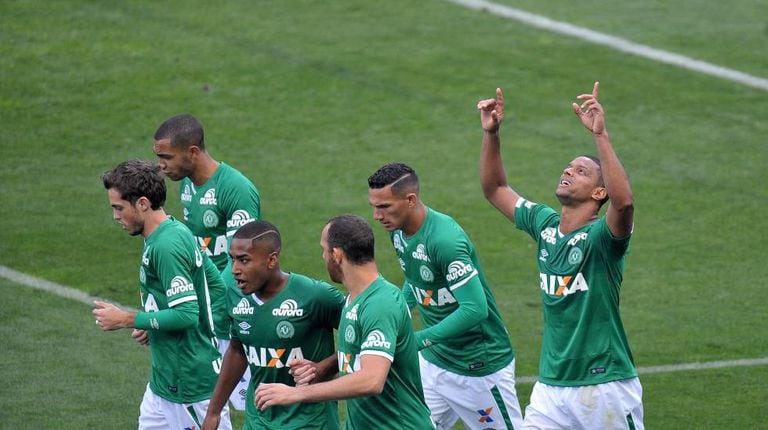 Bruno Rangel comemora gol (de braços erguidos)