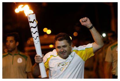Agnaldo, garçom símbolo de Copacabana e condutor da tocha olímpica