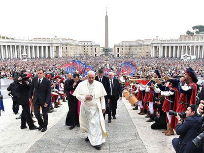 Papa Francisco na chegada à Praça de São Pedro, no Vaticano, para presidir a audiência geral semanal na quarta-feira.