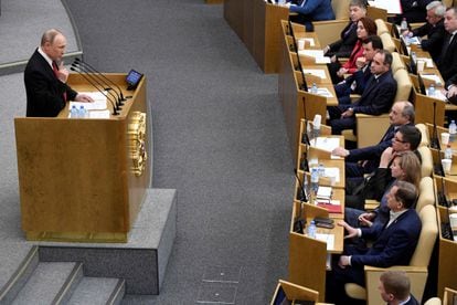 Putin se dirige aos membros da Duma, o legislativo russo, em 10 de março.