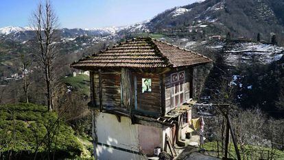 Túmulo de Tayyip Erdogan, avô paterno do atual presidente turco, na aldeia de Dumankaya (Rize).