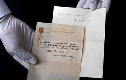 As duas cartas de Einstein leiloadas em Jerusalém.