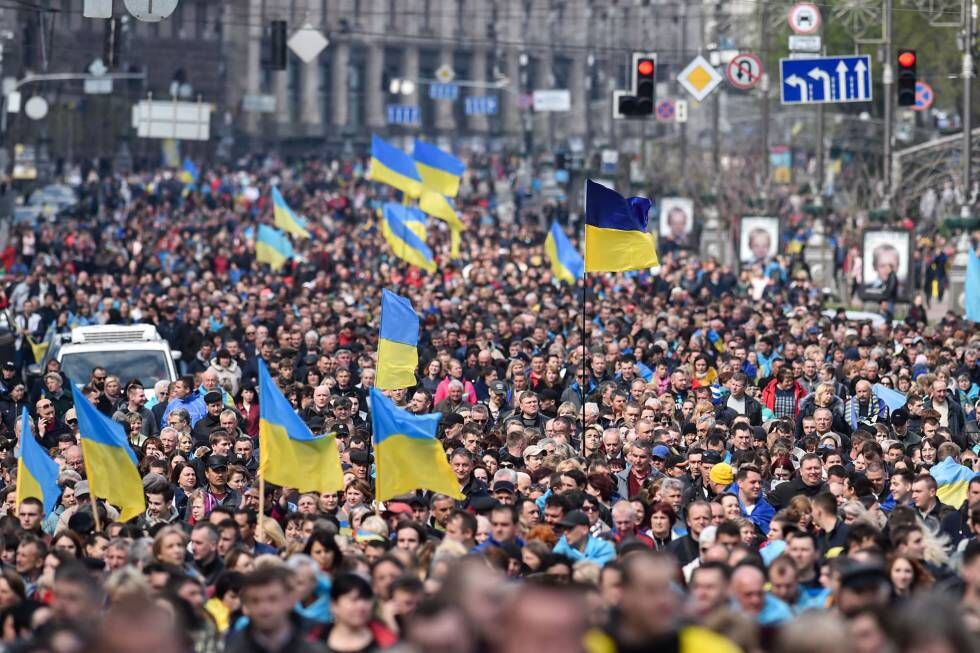 Partidários de Poroshenko, durante sua chegada ao estádio, neste sábado.