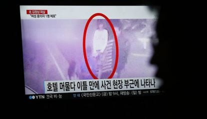 Cidadão sul-coreano assiste a um programa informativo na televisão no qual aparece uma das mulheres que supostamente assassinaram Kim Jong-nam no aeroporto na Malásia.