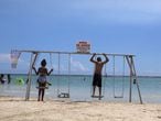 Dos niños juegan tranquilamente en la playa de Boca Chica. Otros, no mucho mayores que ellos, son obligados a prostituirse.