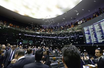 Na Câmara, manifestantes lançam cédulas falsas de dólar com imagem de Rousseff.
