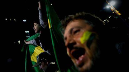 Apoiadores de Bolsonaro comemoram sua vitória, no domingo.