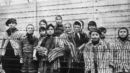 Crianças presas em Auschwitz, em foto tirada no inverno de 1945 pelo fotógrafo soviético Alexander Vorontsov.