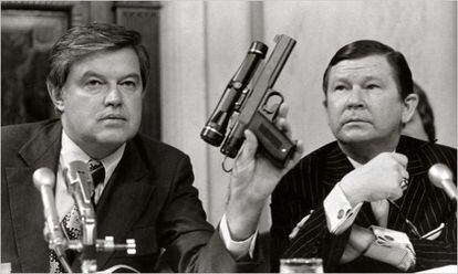 Em 1975, o senador Frank Church presidiu um comitê de investigação sobre a CIA. Na imagem, ele segura uma pistola com veneno, propriedade da agência.