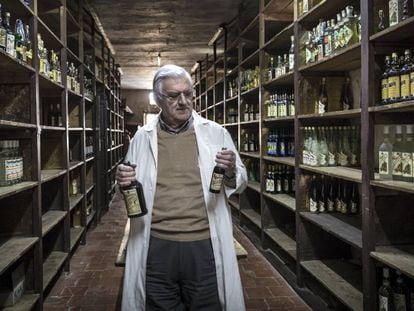 Juan Juan Micó, proprietário das Destilerías Ayelo, com antigas garrafas de Kola-Coca