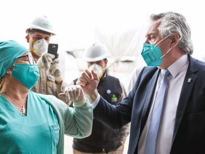 O presidente da Argentina, Alberto Fernández, cumprimenta uma profissional da saúde nesta quinta-feira, 21 de maio, em Santiago del Estero.