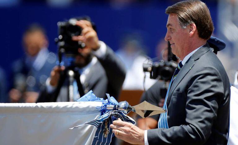 O presidente Bolsonaro em cerimônia do dia do aviador, na base aérea de Brasília.