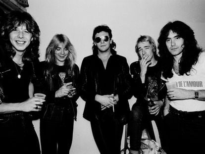 O Iron Maiden antes de um show em Illinois, Estados Unidos, em 26 de junho de 1981. Da esquerda para a direita, Clive Burr (bateria), Dave Murray (guitarra), Paul Di’Anno (voz), Adrian Smith (guitarra) e Steve Harris (baixo).