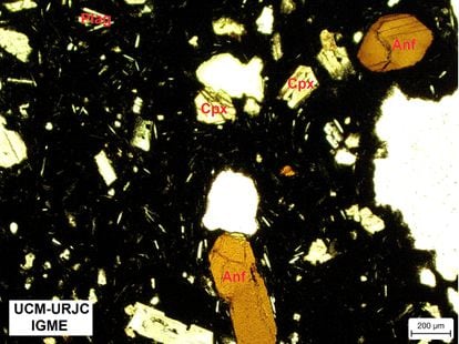 A imagem, feita com microscópio petrográfico, mostra a composição da lava que devorou a igreja de Todoque. Em uma superfície estão expostos os minerais mais abundantes: plagioclásio, clinopiroxênio e anfibólios. 