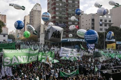 Marcha das cinco centrais sindicais da Argentina.