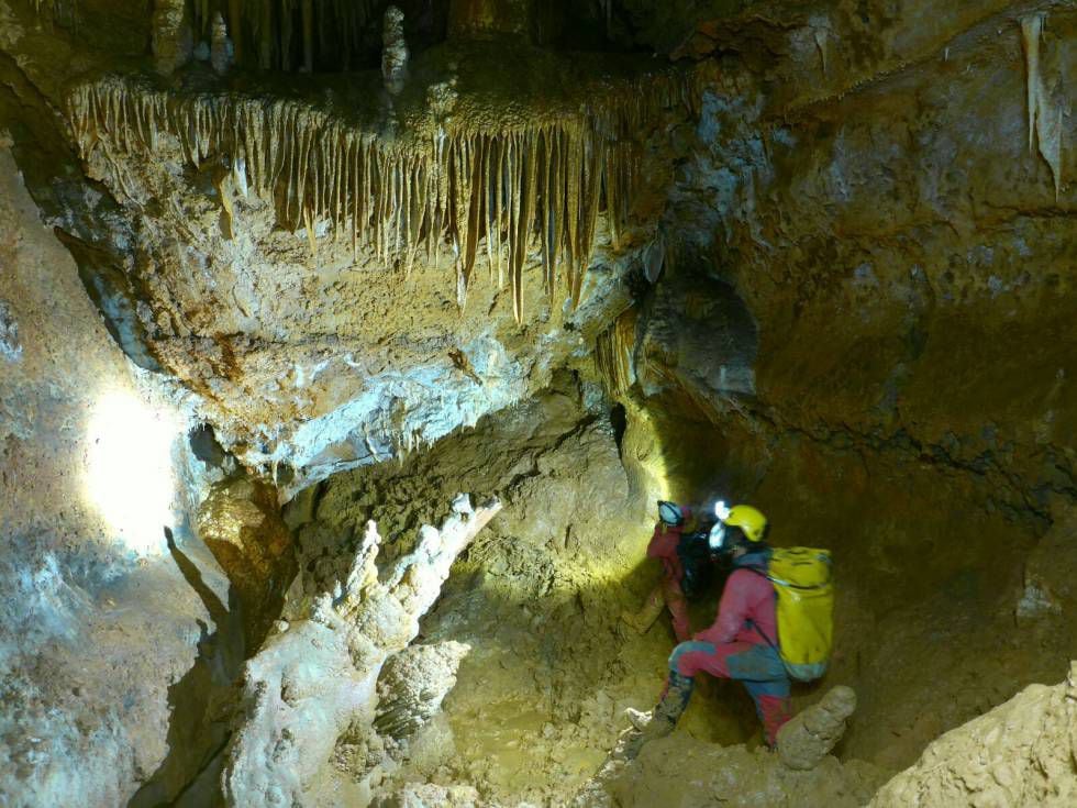 A expedição avança com equipamentos para oxigenação na gruta CJ-3.