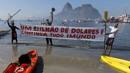 Moscatelli, com um megafone, protesta diante da Baía de Guanabara.