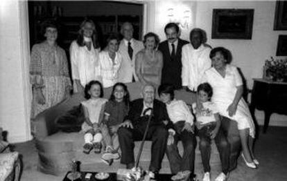 O único negro da foto, Pedro Dias, pai de Fernando, trabalhou durante toda sua vida como mordomo do economista e ex-ministro Eugênio Gudin (sentado no sofá).