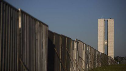 Muro dividindo a esplanada dos ministérios