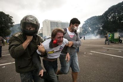 Manifestante afetado por gás lacrimogêneo é atendido.
