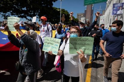Aposentados e trabalhadores durante uma passeata por melhores pagamentos realizada no dia 10 em Caracas. 